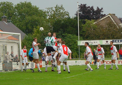 Veel drukte in het doelgebied van Flevo Boys (Foto Helmich Lubberts)